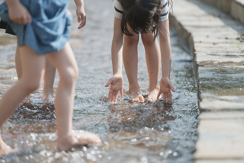 子供達は傍を流れる小川で気持ち良く清流遊び